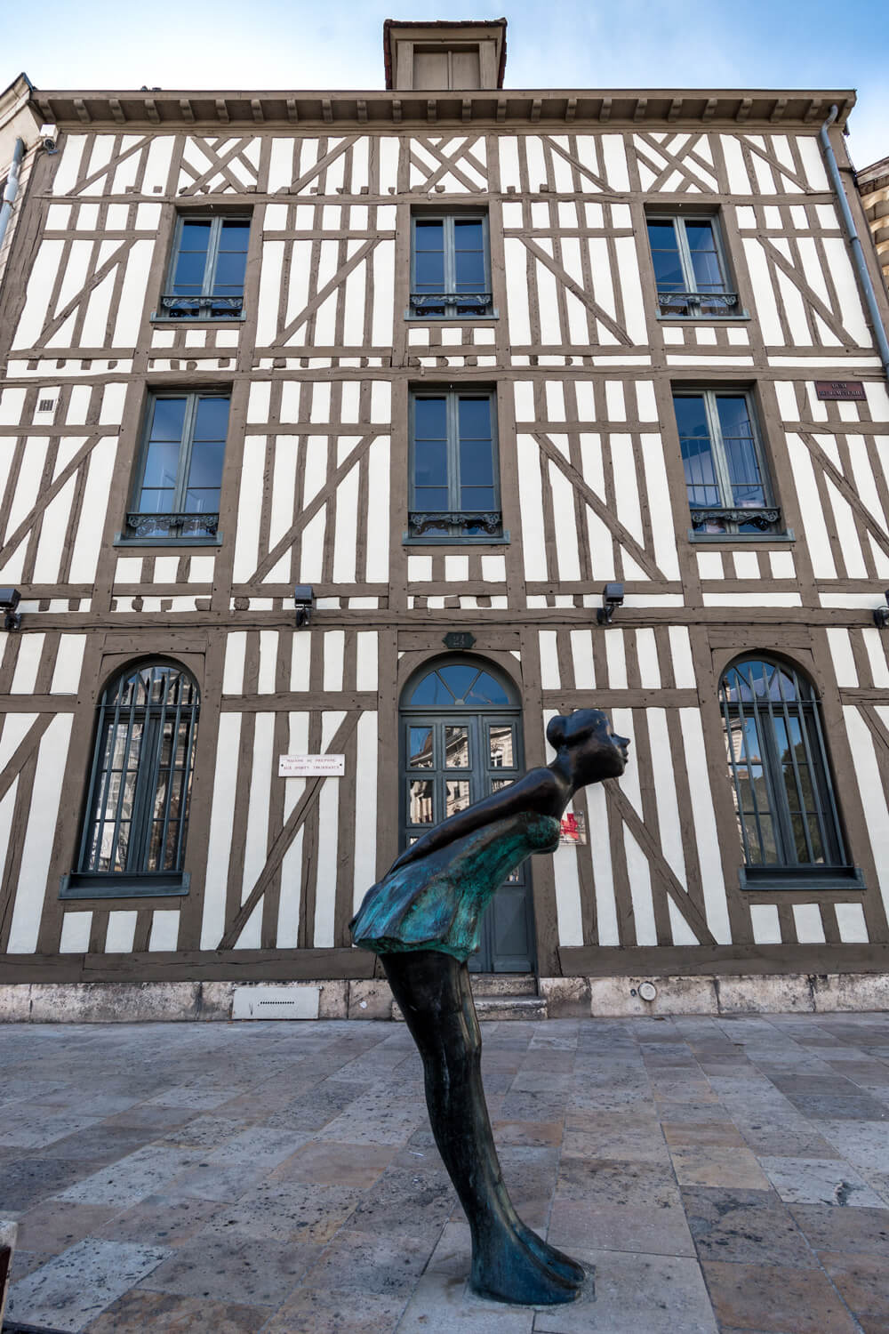 statue Troyes sculpture contemporain jeune fille donne baiser maison prépose pont tournant